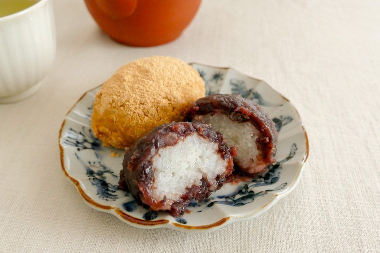 皿に盛られた2種類のおはぎ