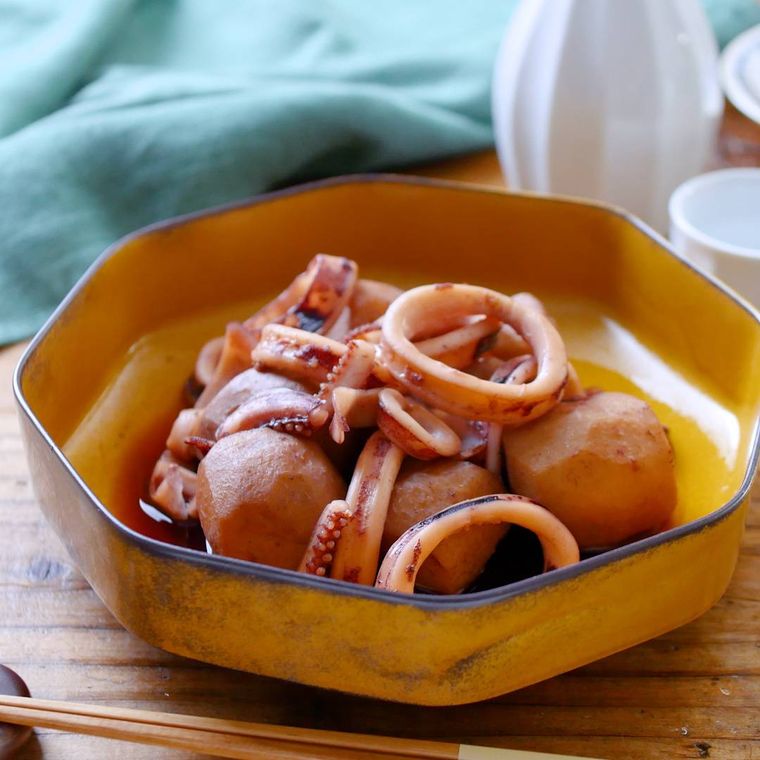 皿に盛られたいかと里芋の煮物