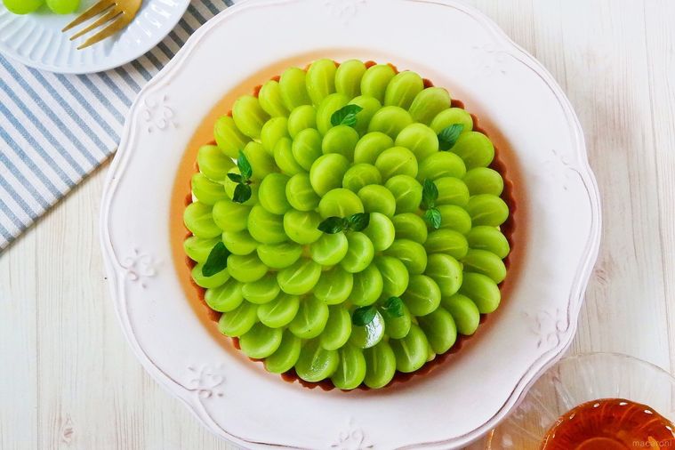 白い皿に盛り付けられたシャインマスカットのタルト