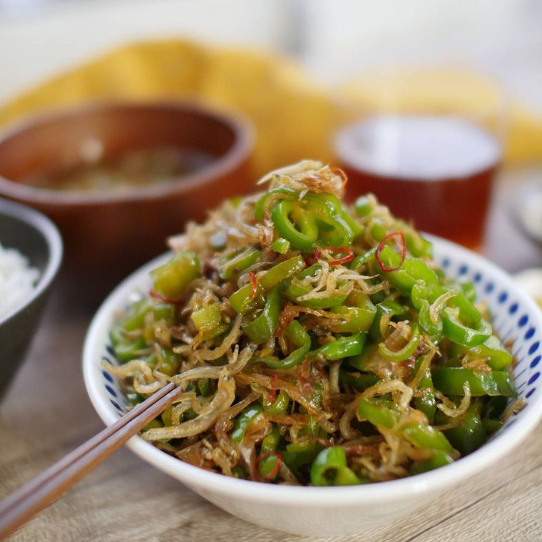 皿に盛られたちりめんじゃこピーマンのおかか炒め