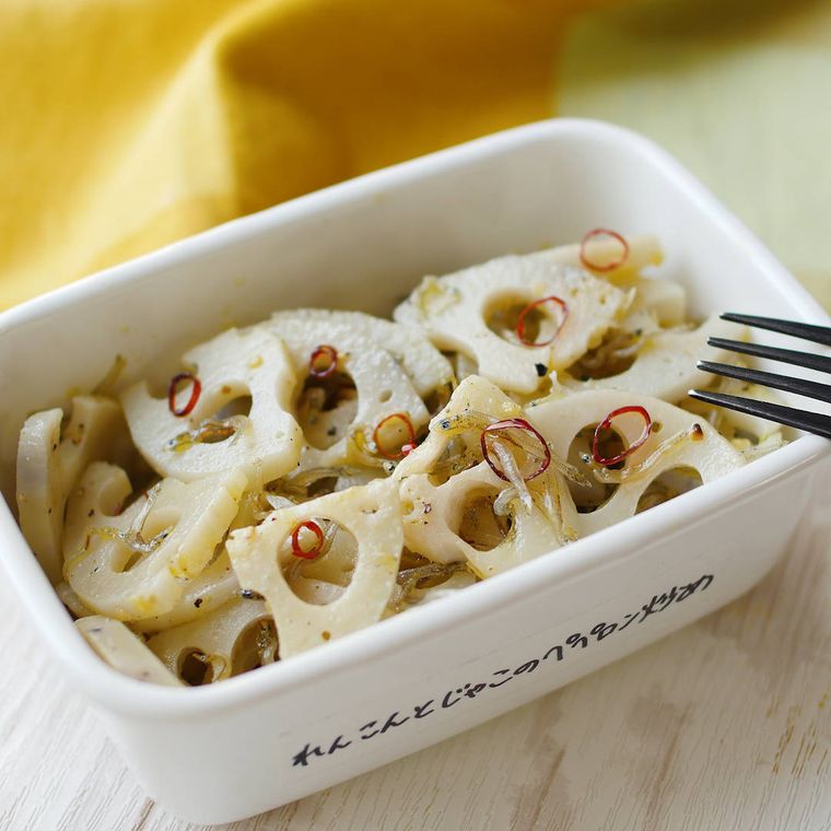 容器に入ったれんこんとちりめんじゃこのペペロン炒め