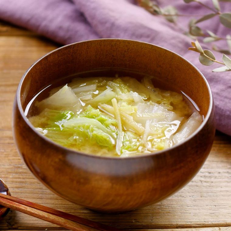 木のお椀に盛りつけられた白菜と千切りしょうが入りのみそ汁