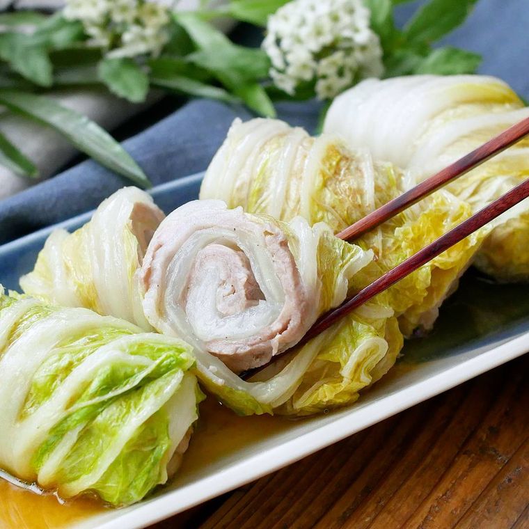 ツートンカラーの長皿に盛りつけられた豚バラ肉と白菜のロール蒸し