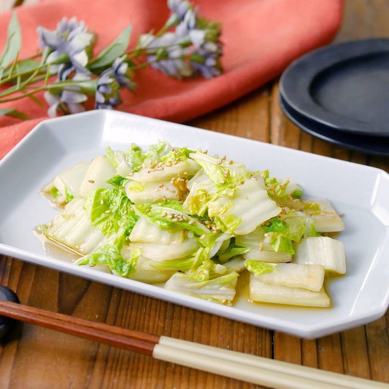 白い長方形皿に盛りつけられている白菜のオイスターソース炒め