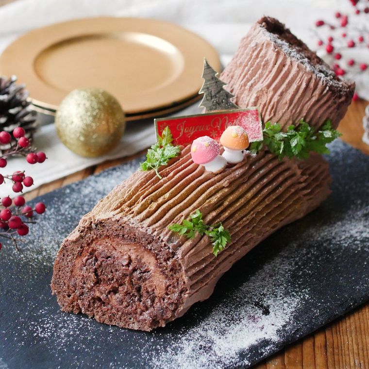 黒いプレートにのせたチョコクリームのブッシュドノエル