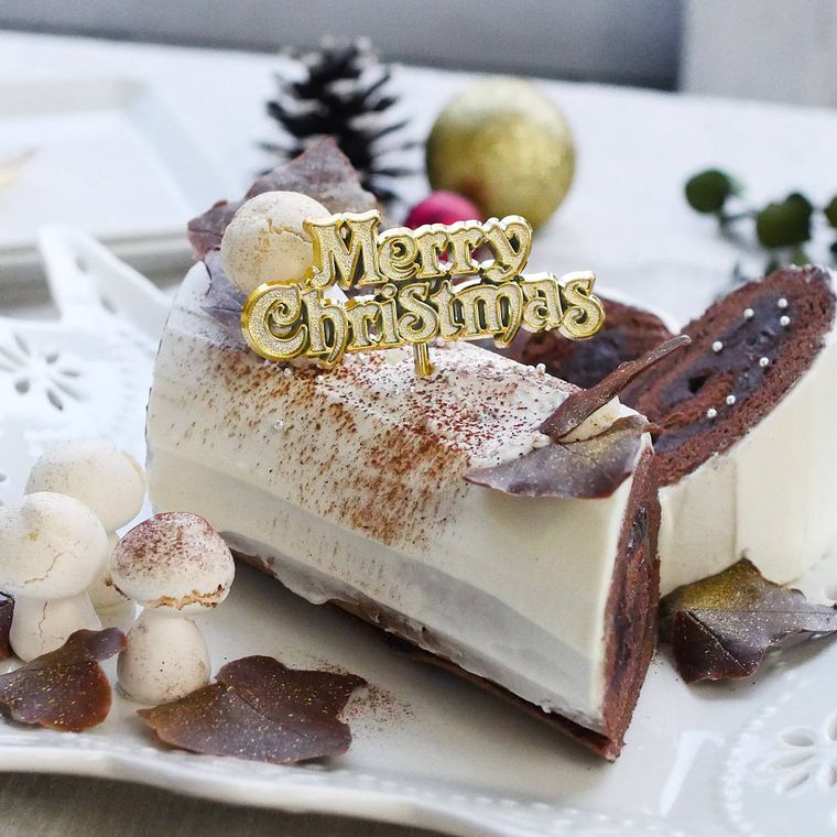 白いプレートにのせた白いブッシュドノエル