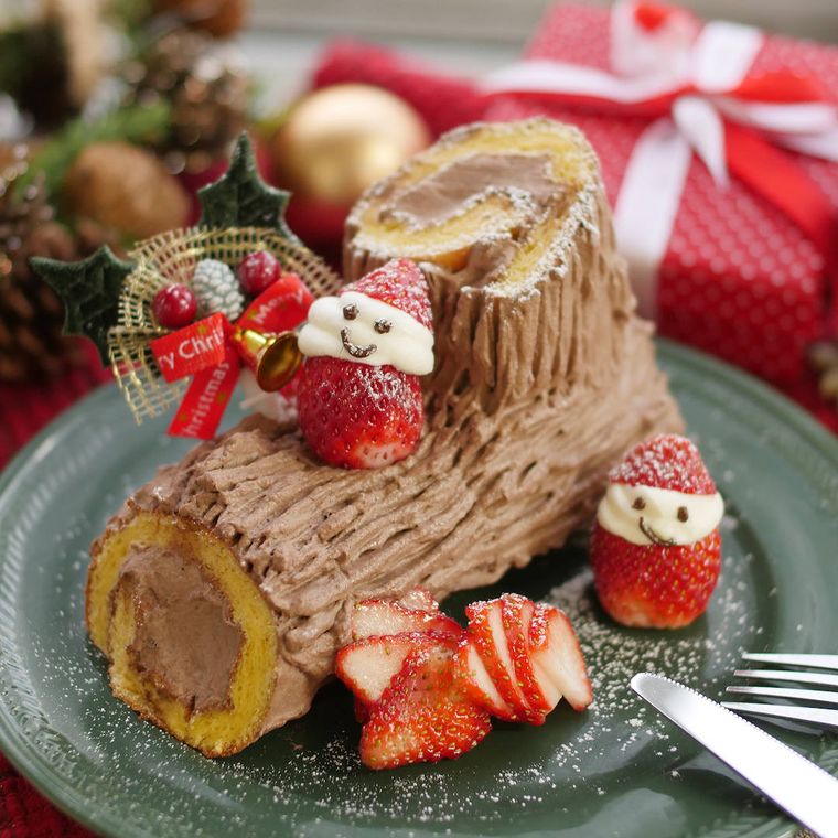 丸いプレートにのせたミニブッシュドノエル