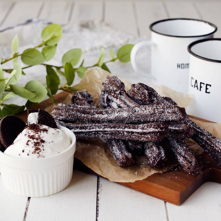 カッティングボードの上に盛りつけられたココアチュロス