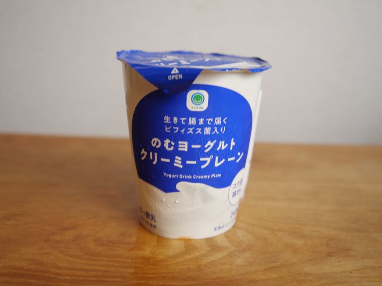 のむヨーグルトクリーミープレーンが机の上に置いてある