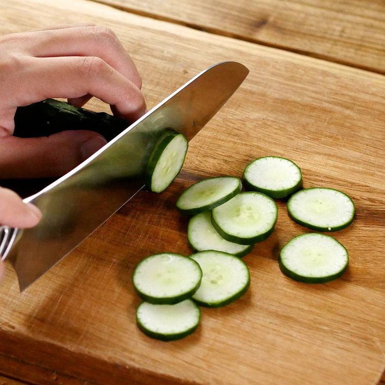きゅうりを輪切りにしている
