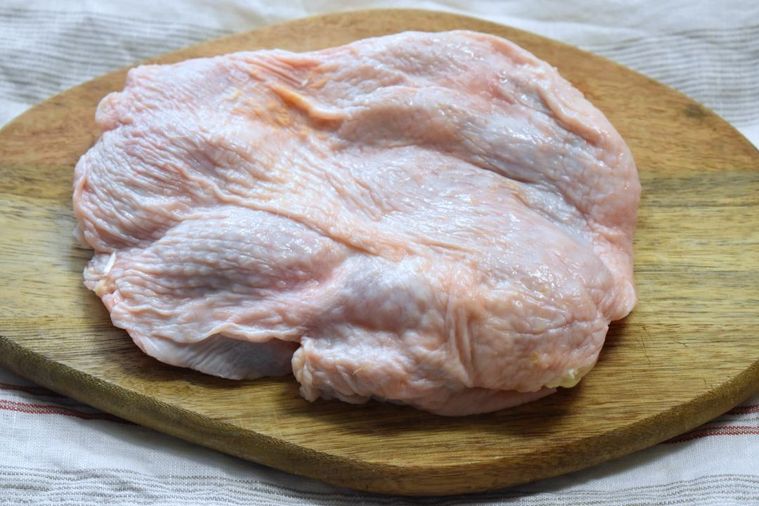 まな板の上に置いた鶏肉