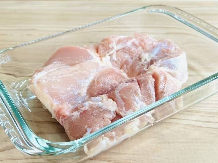 ガラスの器に盛られた鶏もも肉