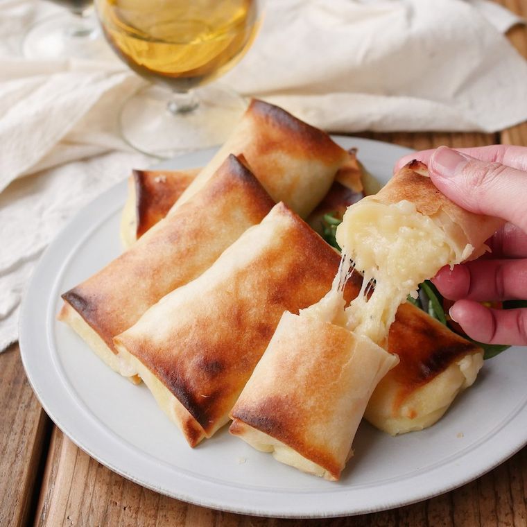 皿に盛られたアリゴ春巻き