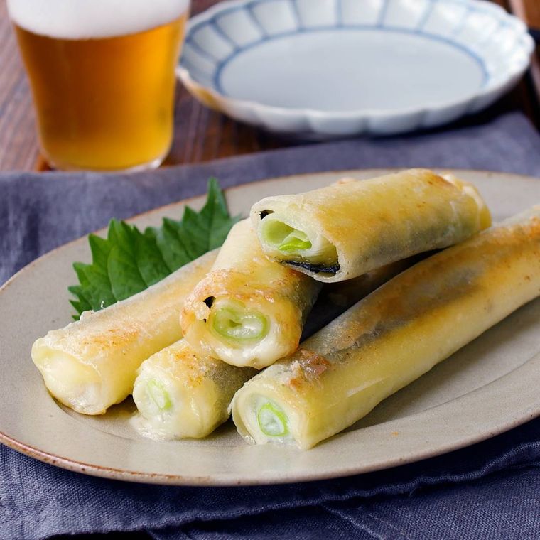 皿に盛られたくるくる長ねぎ春巻き