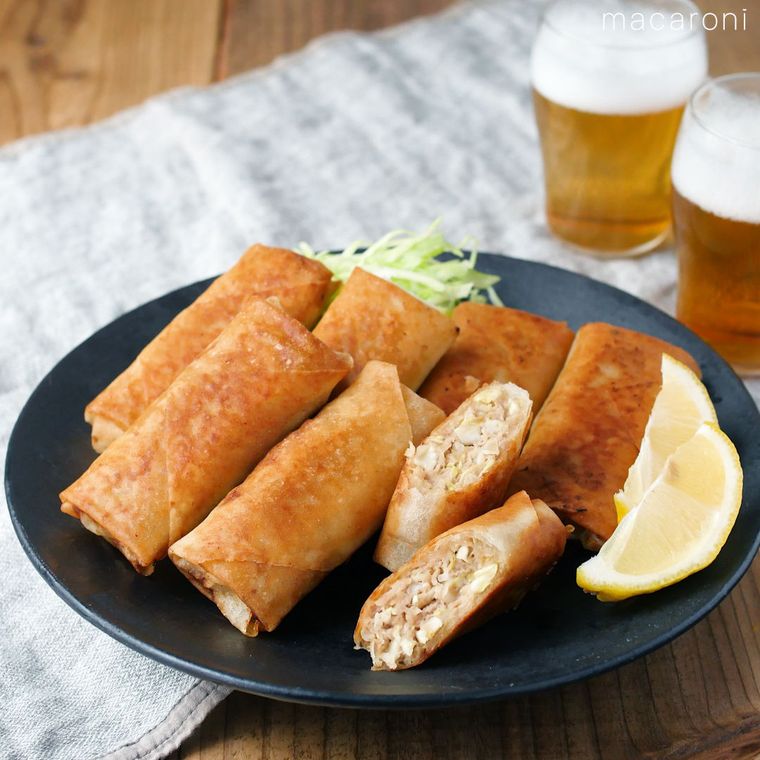 皿に盛られたメンチカツ春巻き