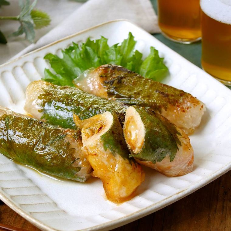 皿に盛られたささみキムチーズ春巻き