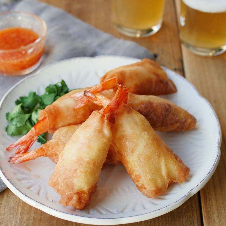 皿に盛られたえび春巻き