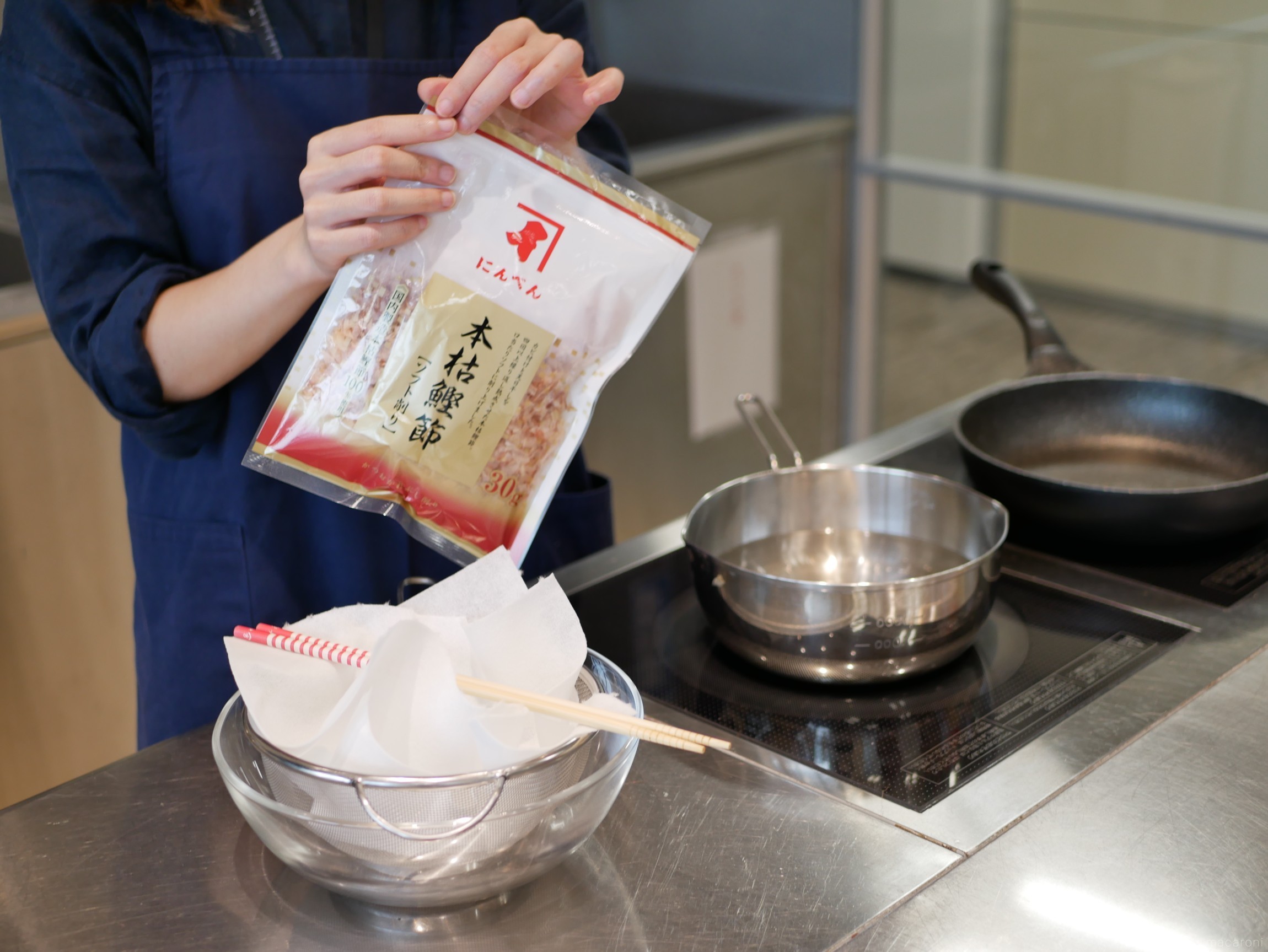 かつお節パックで簡単「かつおだし」の正しい取り方。老舗が教える3つのポイント - macaroni