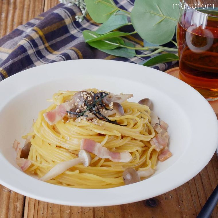 白い皿に盛りつけられたしめじとベーコンのマヨしょうゆパスタ