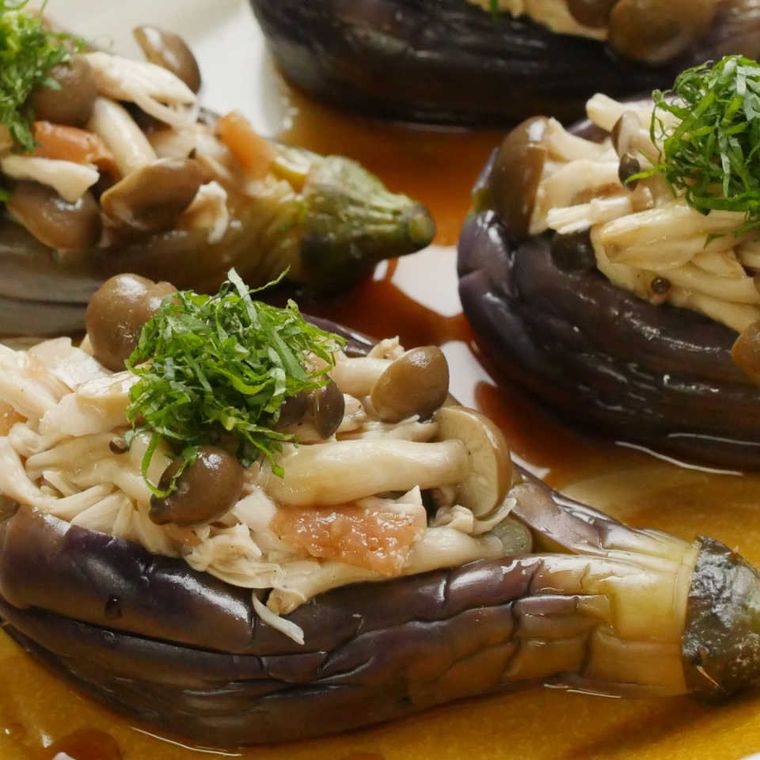 ボート形のなすに盛りつけられたしめじと鶏ささみの梅肉和え