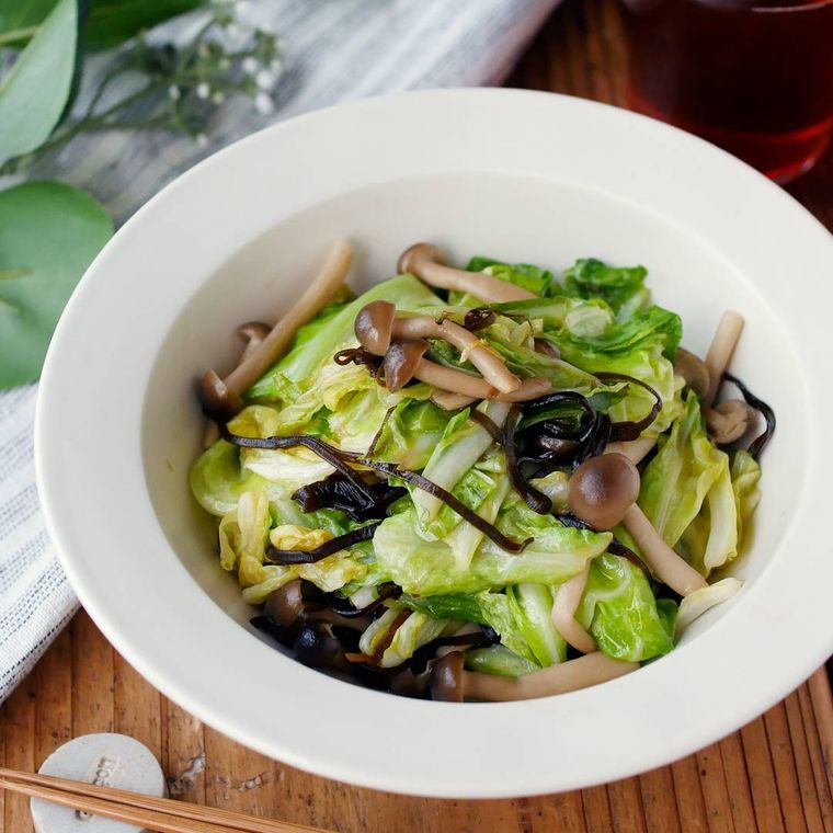 皿に盛りつけられたキャベツとしめじの塩こんぶバター炒め