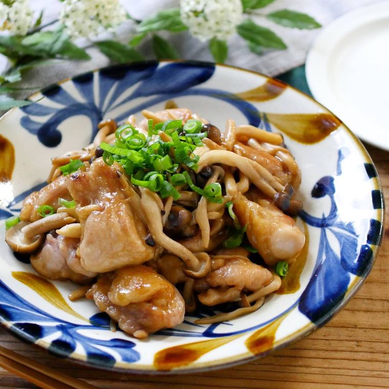 模様入りの皿に盛りつけられた鶏肉としめじのバタポン炒め