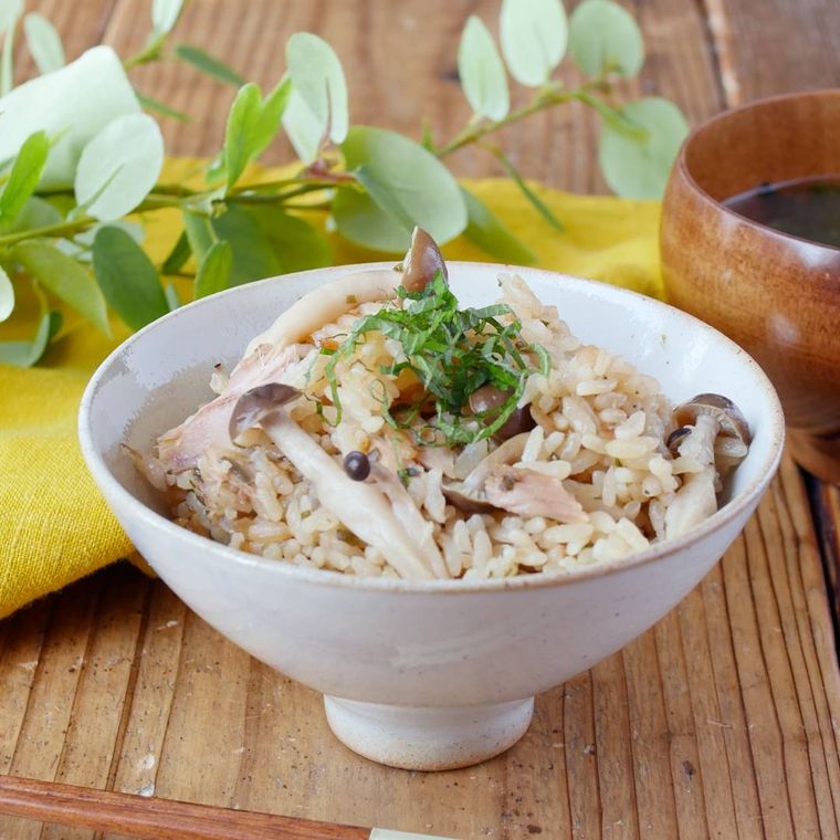白い茶碗に盛りつけられたしめじと塩こんぶの炊き込みごはん