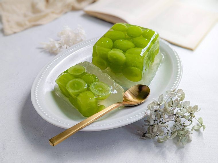 白い皿に盛り付けたシャインマスカットゼリー