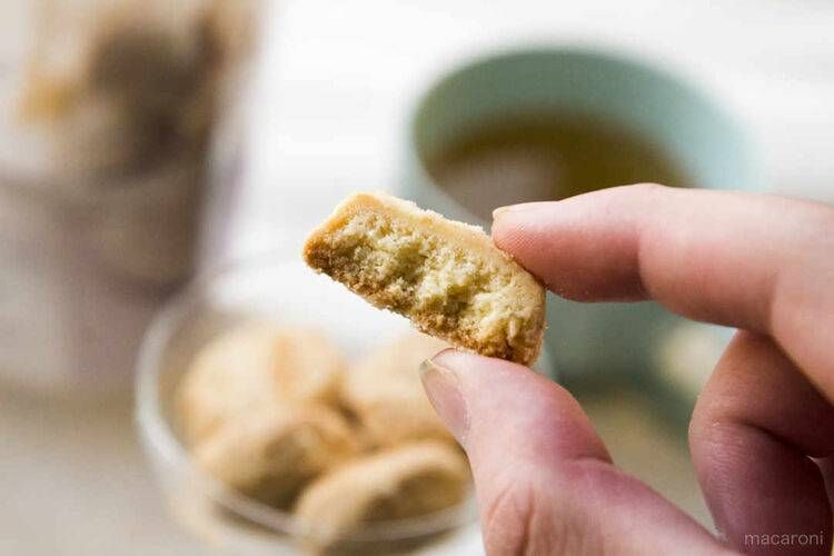 半分に割った和三盆ポルボローネを手で持っている様子