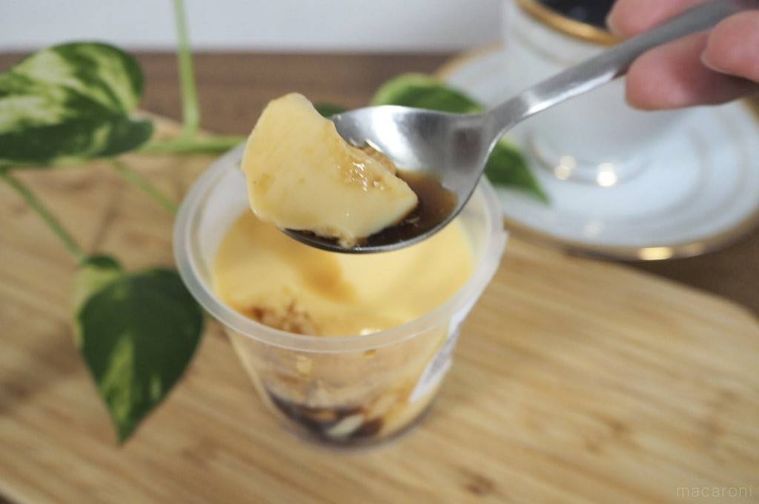 スプーンで持ち上げた成城石井自家製 特製焼プリン