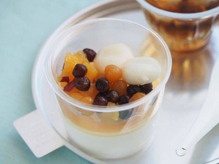 カップの蓋を開けたモーモーチャーチャー