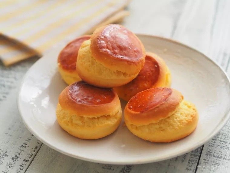 皿に盛り付けられた成城石井のハニーイングリッシュスコーン