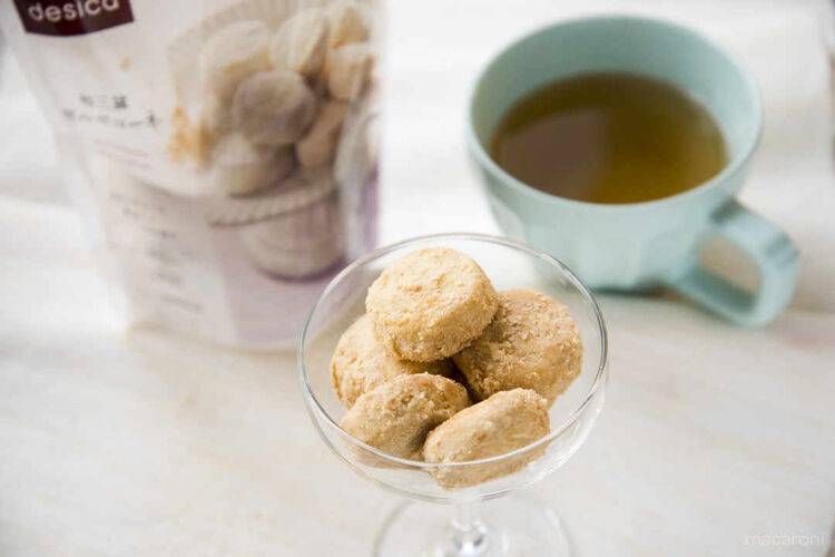 グラスに入った成城石井desica和三盆ポルボローネと飲み物