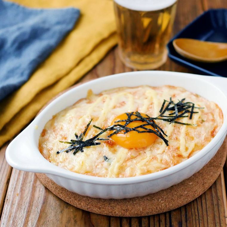 白いグラタン皿に入っているキムチ入りのとろろ焼き