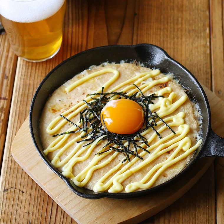 スキレットに入っている卵黄トッピングの長芋とろとろ焼き