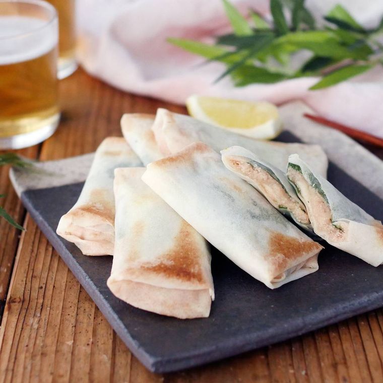 モノトーンの角皿に盛りつけられた明太とろろ春巻き