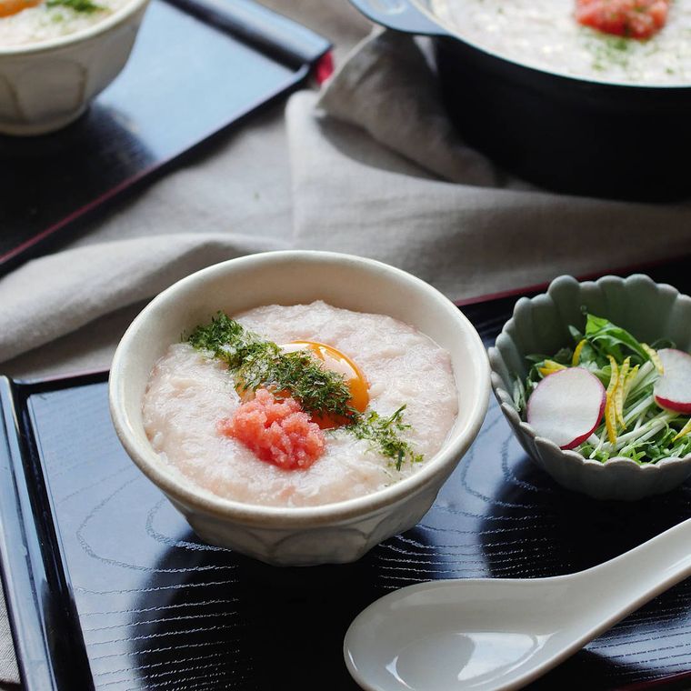 白いお椀に盛りつけられた卵黄と明太子のせとろろぞうすい