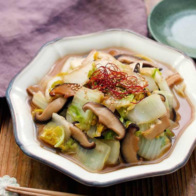 皿に盛られた白菜としいたけのオイスター炒め
