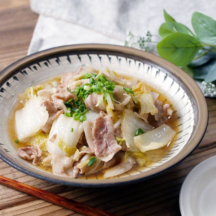 皿に盛られたしみとろ豚バラ白菜のうま煮