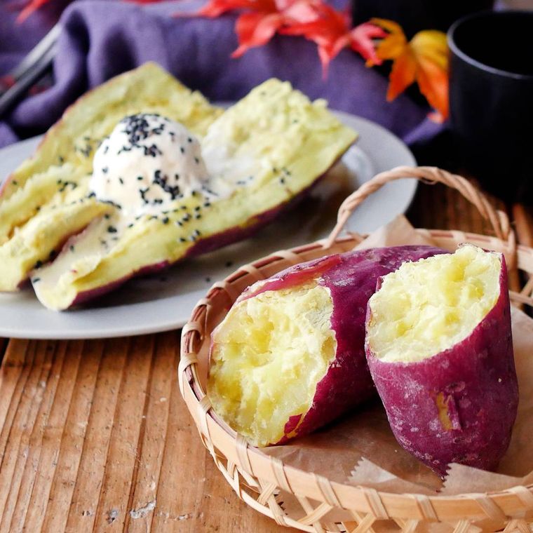 かごと皿に盛り付けられた焼かない焼き芋