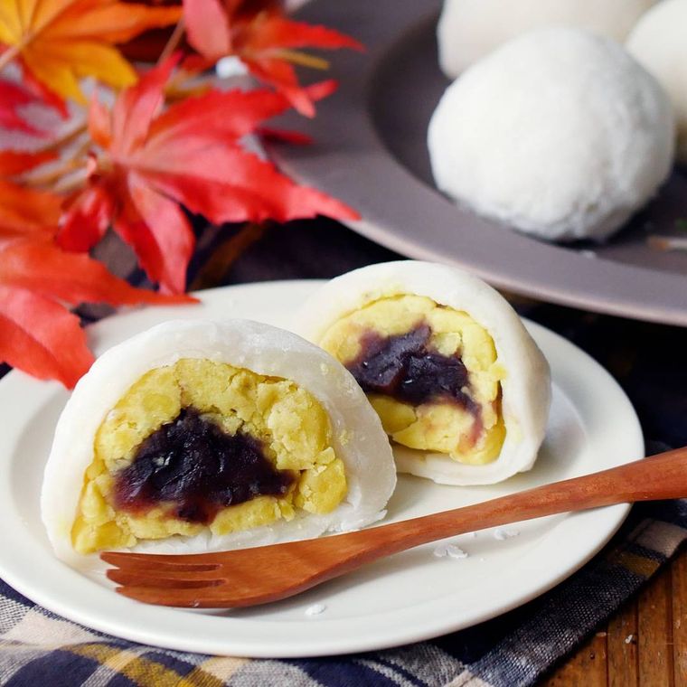 白い丸皿に盛り付けられたスイートポテト大福