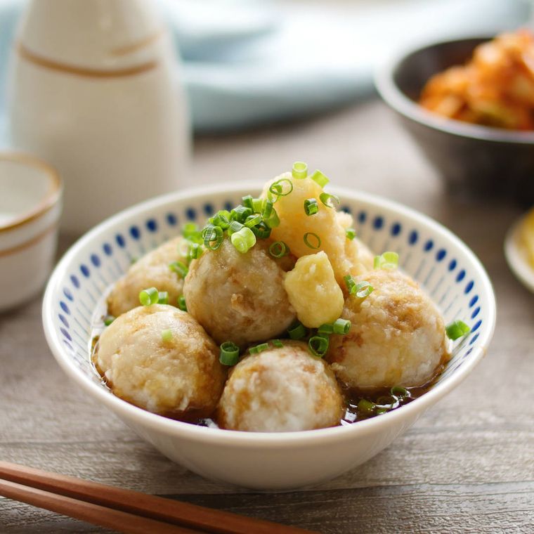 青色の模様が入った白色の深皿に盛られたねっとりトロトロ揚げ出し里芋