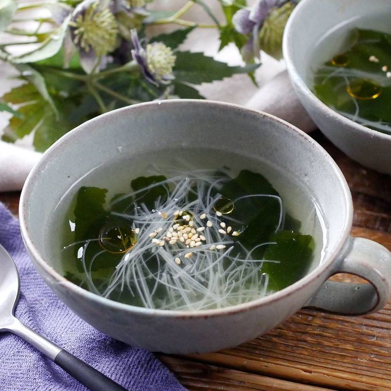 白いカップに盛りつけられた 白髪ねぎとわかめのスープ