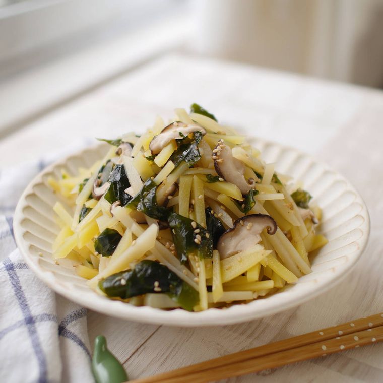 白い皿に盛りつけられたわかめと千切りじゃがいものおひたし