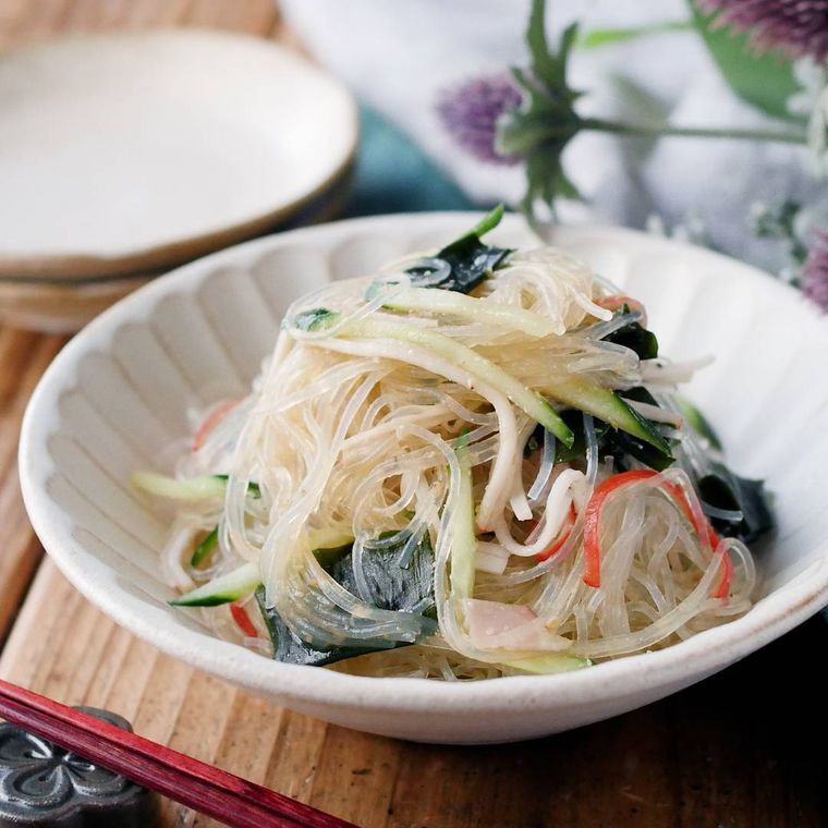 小鉢に盛りつけられたカニかまとわかめの中華風春雨サラダ