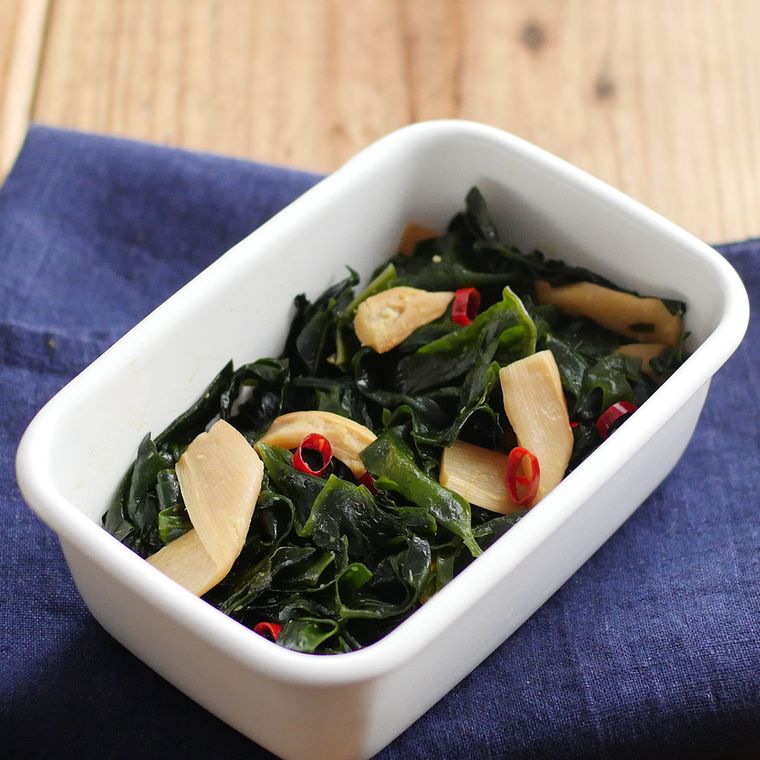 白い保存容器に入っているわかめとメンマの中華炒め