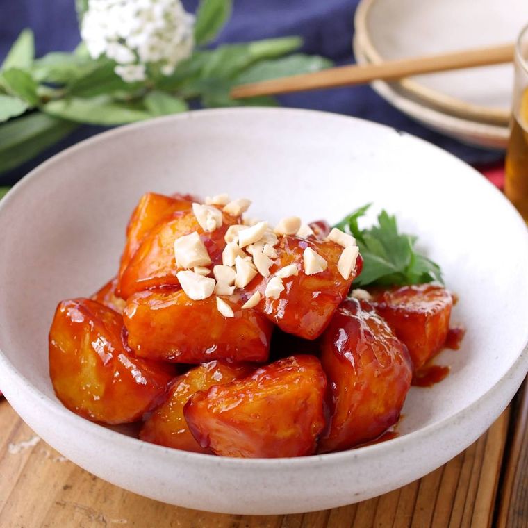 白い器に盛り付けたヤンニョムポテト