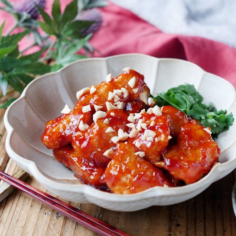 花型の皿に盛り付けた鶏むねヤンニョムチキン