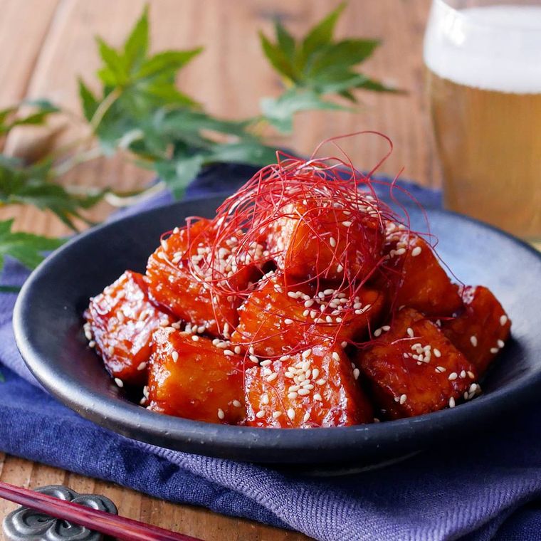 藍色のさらに盛り付けた韓国風ヤンニョム厚揚げ