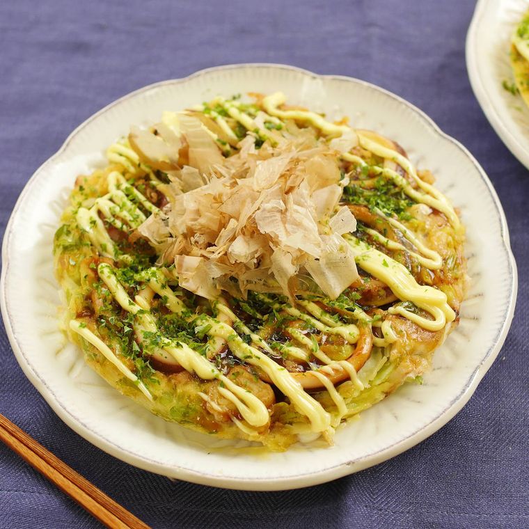 皿に盛られたお好み焼き